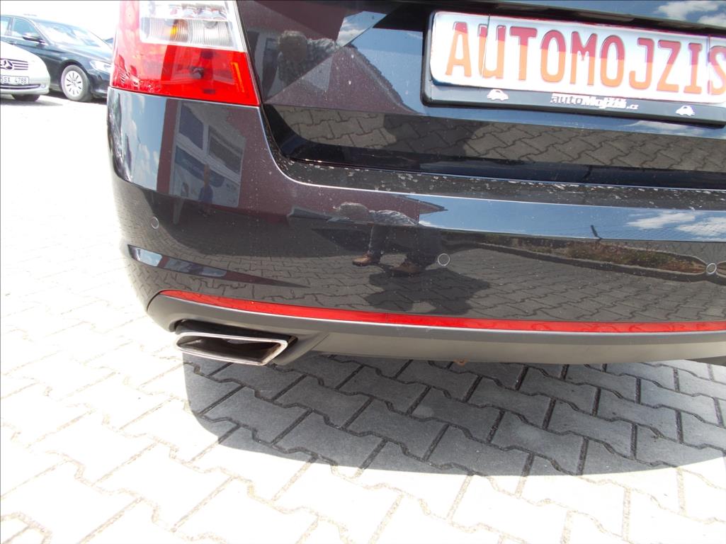 Škoda Octavia 2,0 TDI RS MANUÁL DIGIKLIMA XENONY PĚKNÉ  III - foto 12