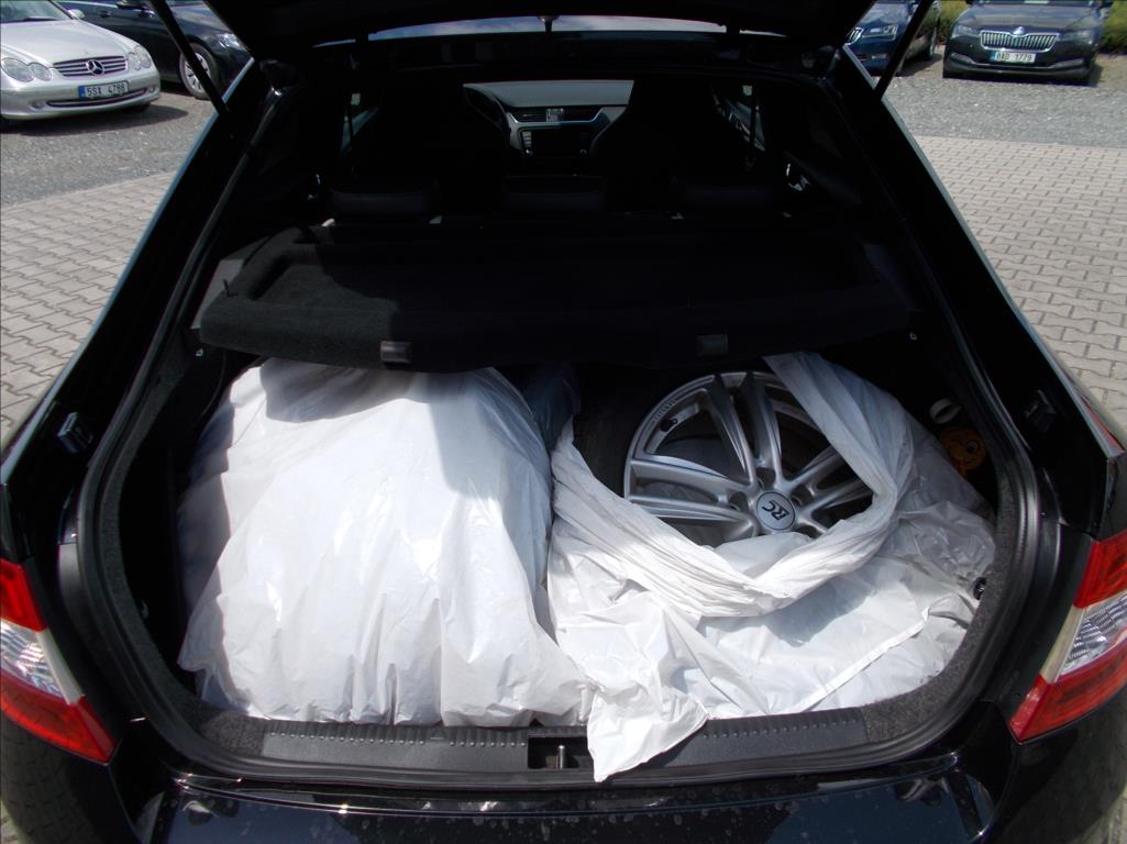 Škoda Octavia 2,0 TDI RS MANUÁL DIGIKLIMA XENONY PĚKNÉ  III - foto 13