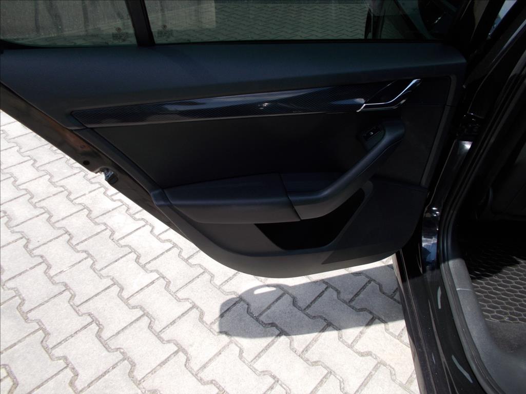 Škoda Octavia 2,0 TDI RS MANUÁL DIGIKLIMA XENONY PĚKNÉ  III - foto 18
