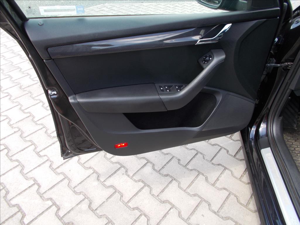 Škoda Octavia 2,0 TDI RS MANUÁL DIGIKLIMA XENONY PĚKNÉ  III - foto 27