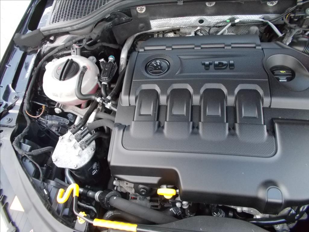 Škoda Octavia 2,0 TDI RS MANUÁL DIGIKLIMA XENONY PĚKNÉ  III - foto 29
