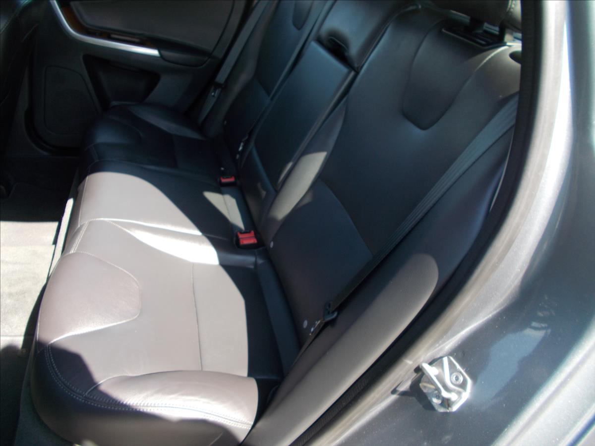 Volvo XC60 2,0 D D3 SUMMUM AT TZ KRÁSNÉ - foto 15