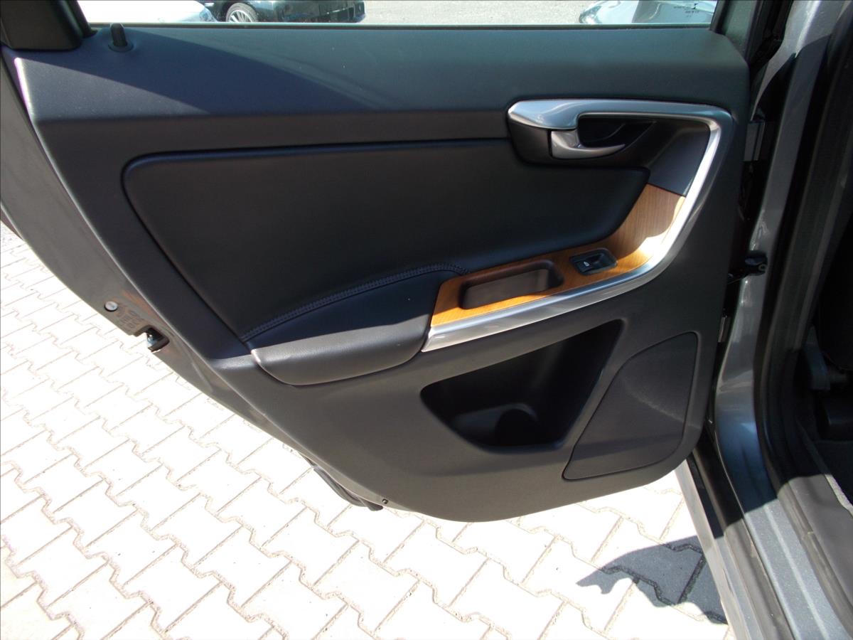 Volvo XC60 2,0 D D3 SUMMUM AT TZ KRÁSNÉ - foto 18