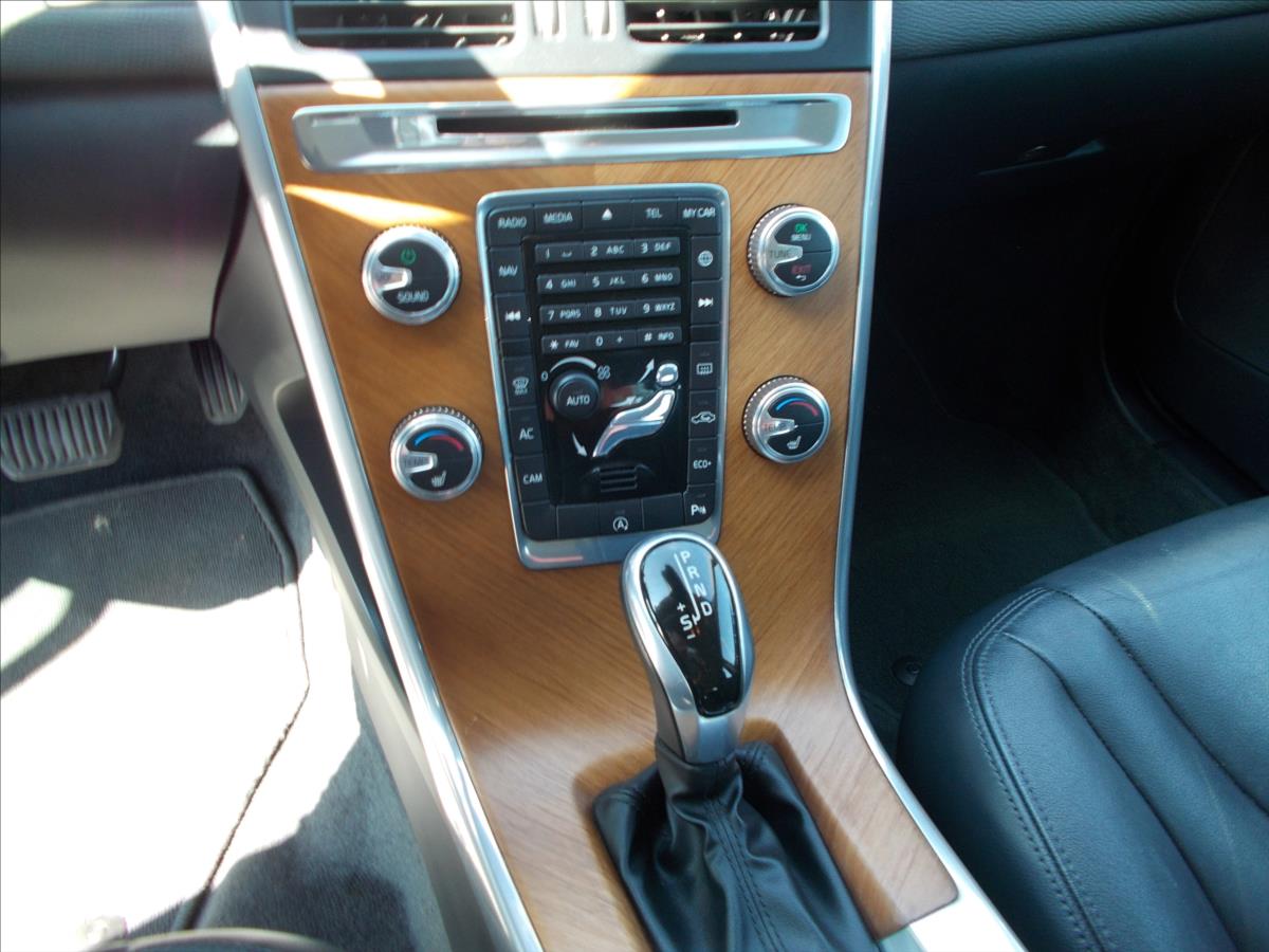 Volvo XC60 2,0 D D3 SUMMUM AT TZ KRÁSNÉ - foto 22