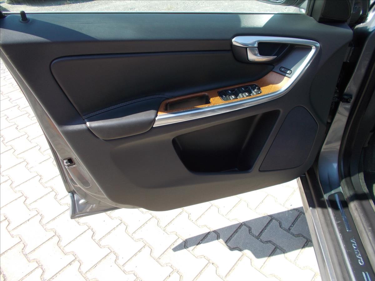 Volvo XC60 2,0 D D3 SUMMUM AT TZ KRÁSNÉ - foto 27