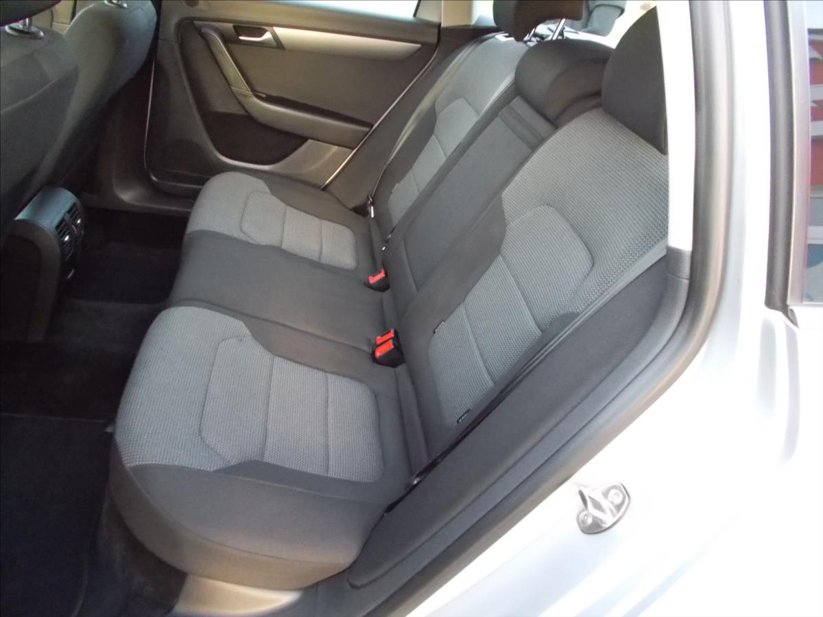 Volkswagen Passat 2,0 TDI DSG 103 kW DIGIKLIMA TZ NAVI ACC - foto 13