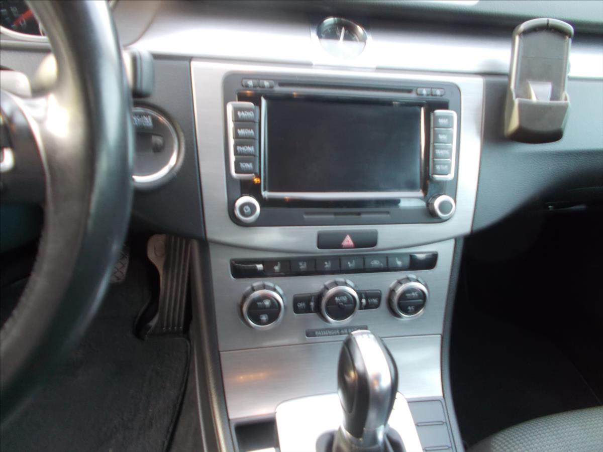 Volkswagen Passat 2,0 TDI DSG 103 kW DIGIKLIMA TZ NAVI ACC - foto 20