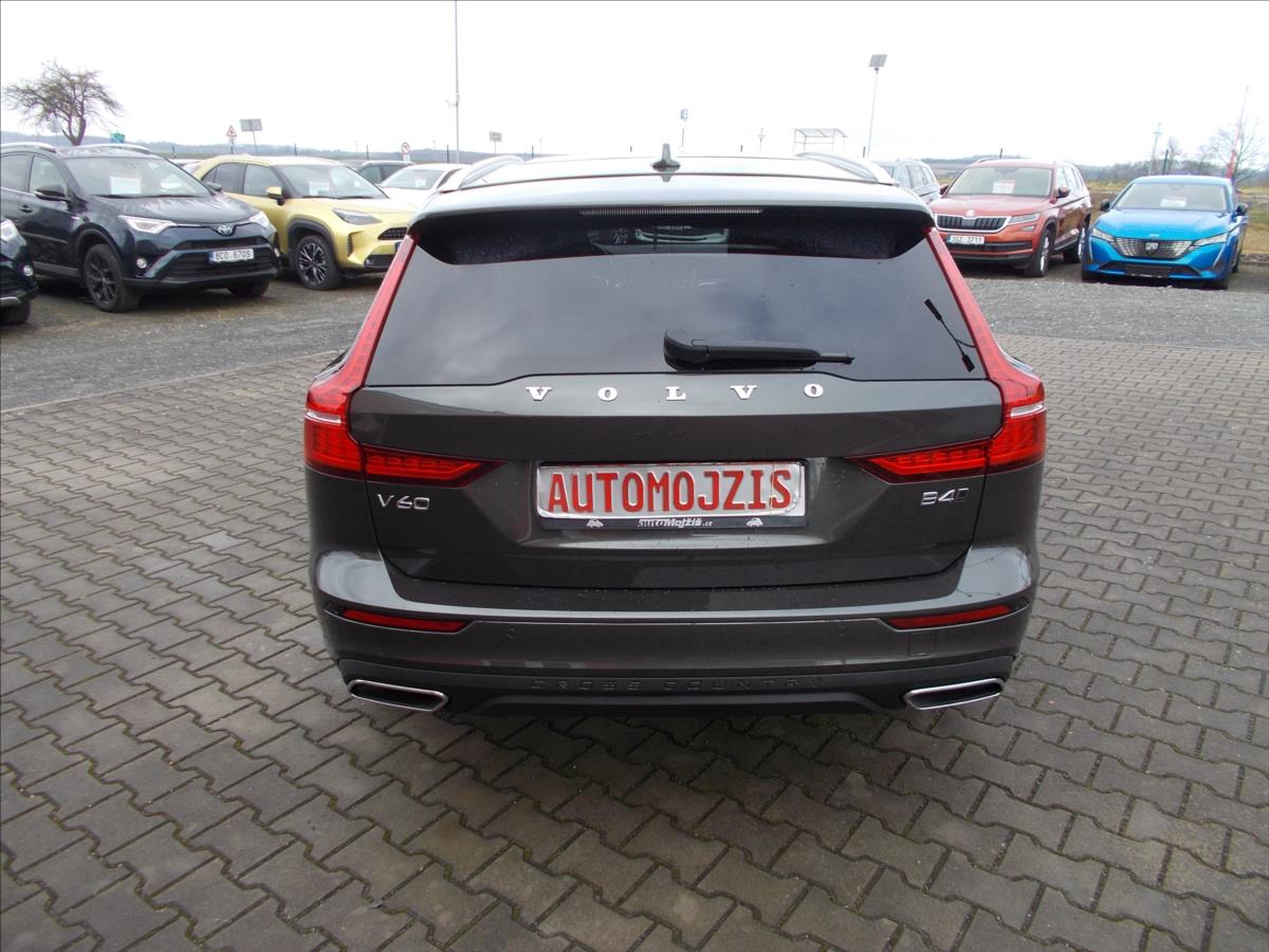 Volvo V60 2,0 B4 Cross Country AWD DPH KRÁSNÉ - foto 11