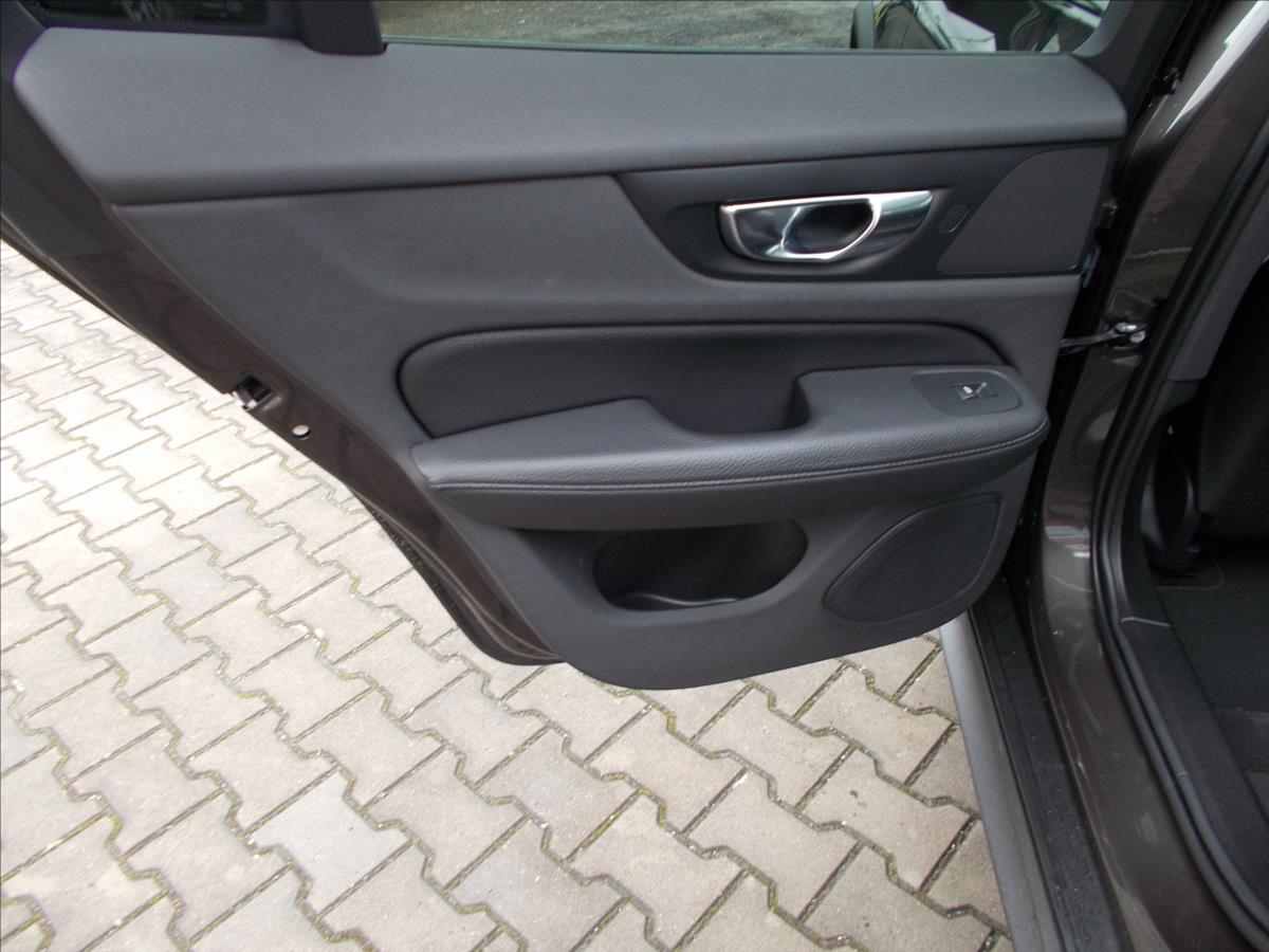 Volvo V60 2,0 B4 Cross Country AWD DPH KRÁSNÉ - foto 20