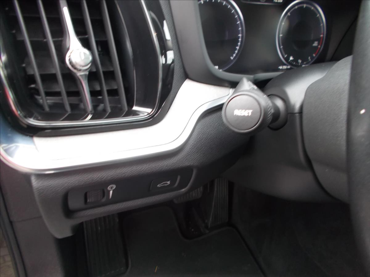 Volvo V60 2,0 B4 Cross Country AWD DPH KRÁSNÉ - foto 27