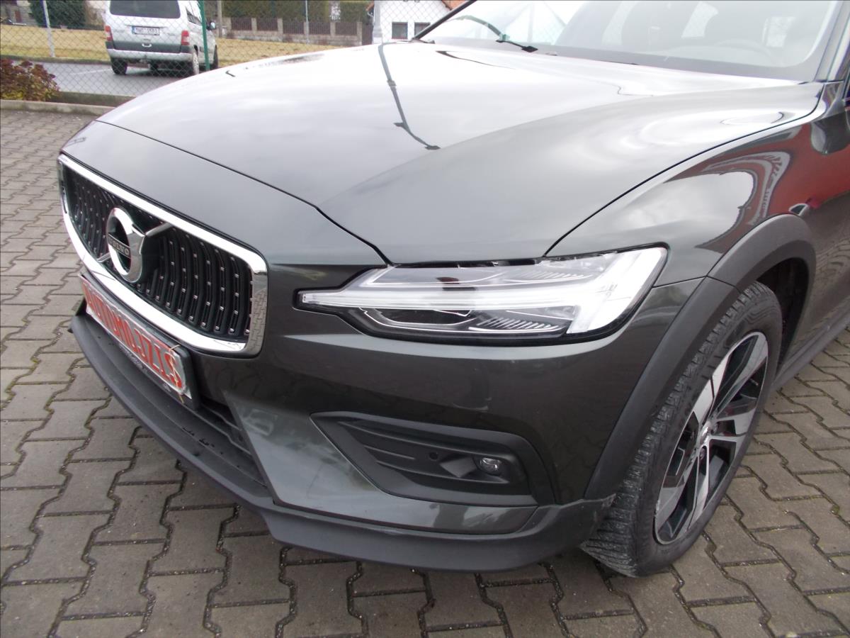 Volvo V60 2,0 B4 Cross Country AWD DPH KRÁSNÉ - foto 7