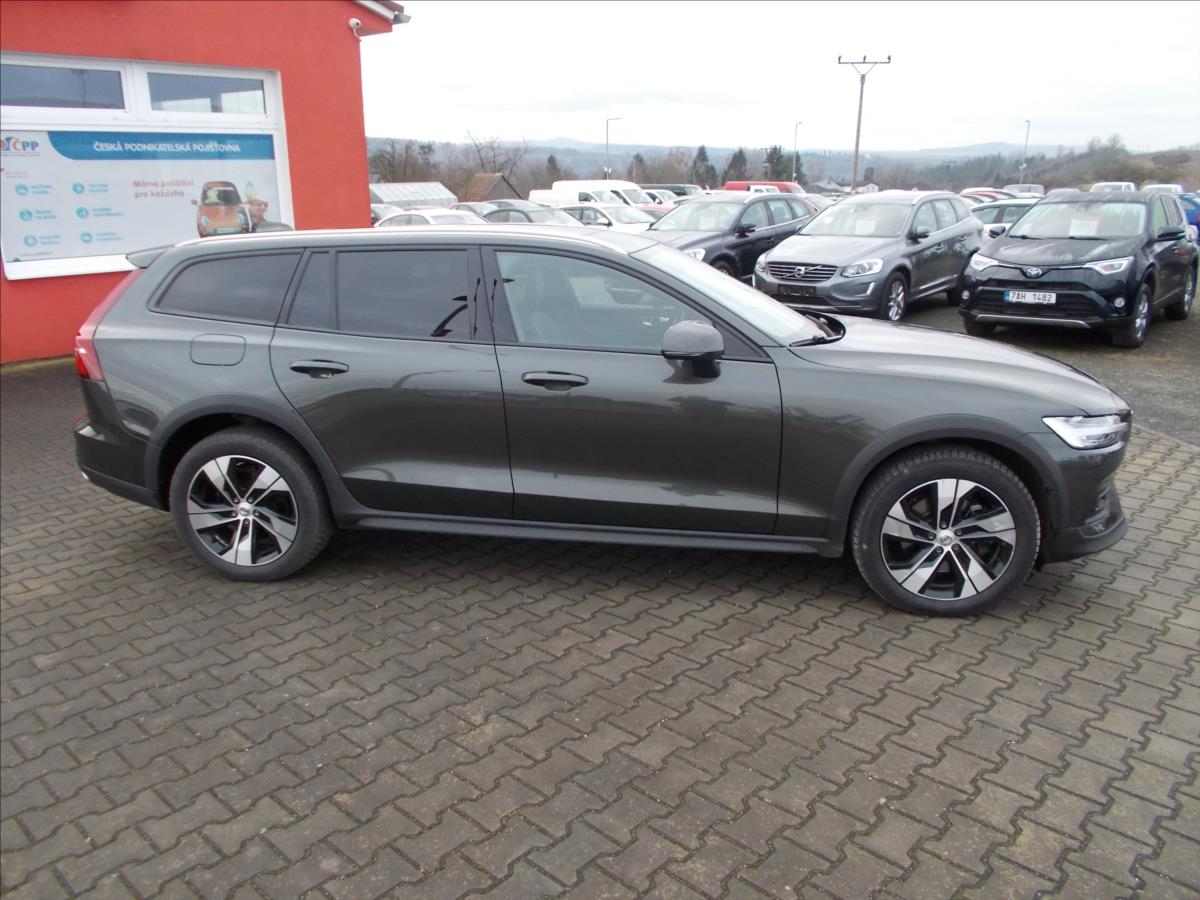 Volvo V60 2,0 B4 Cross Country AWD DPH KRÁSNÉ - foto 9