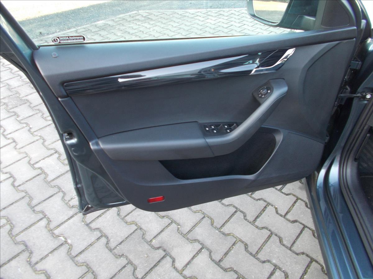 Škoda Octavia 1,6 TDI DIGIKLIMA LED ČR DPH  III - foto 25