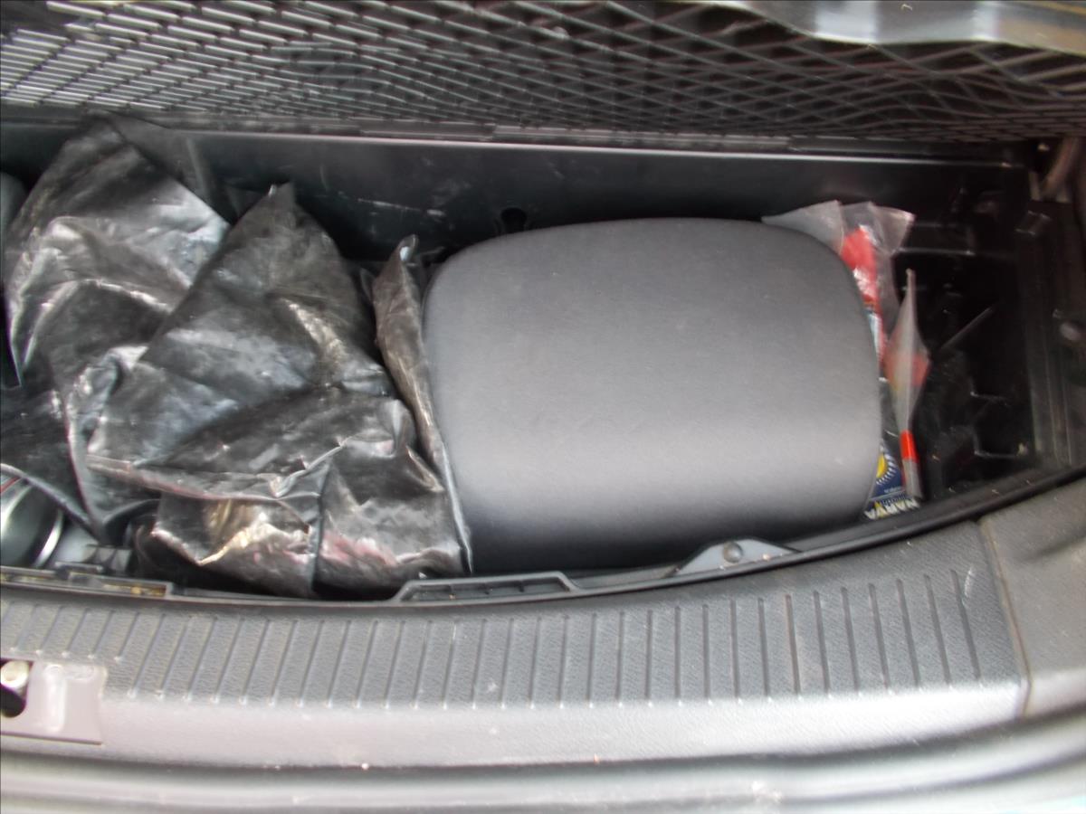 Volkswagen Touran 1,6 TDI DSG 7 MÍST DIGIKLIMA NAVI TZ PĚKNÉ - foto 16