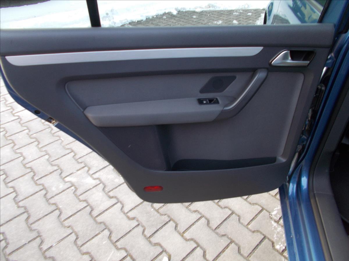 Volkswagen Touran 1,6 TDI DSG 7 MÍST DIGIKLIMA NAVI TZ PĚKNÉ - foto 20