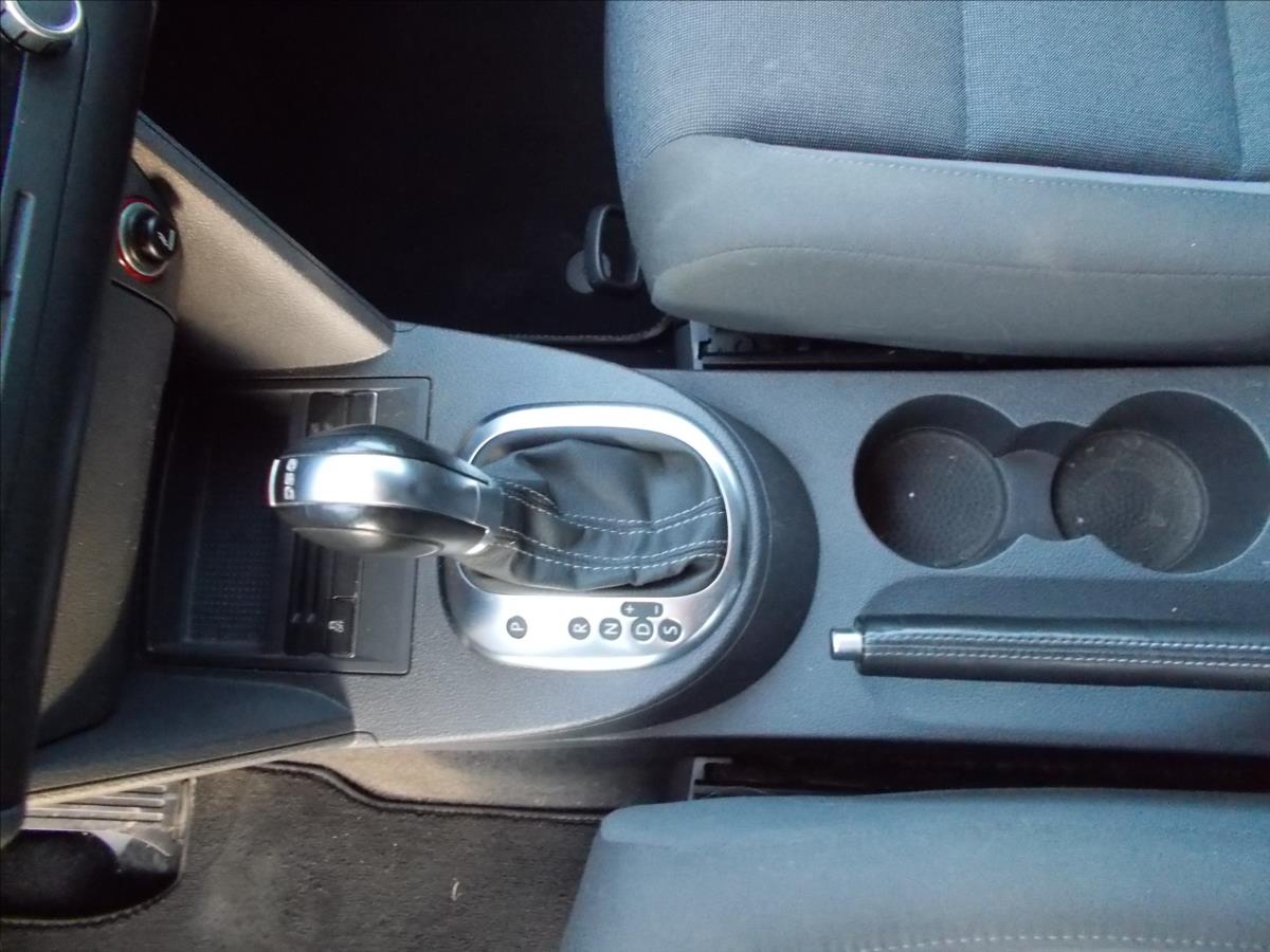 Volkswagen Touran 1,6 TDI DSG 7 MÍST DIGIKLIMA NAVI TZ PĚKNÉ - foto 26