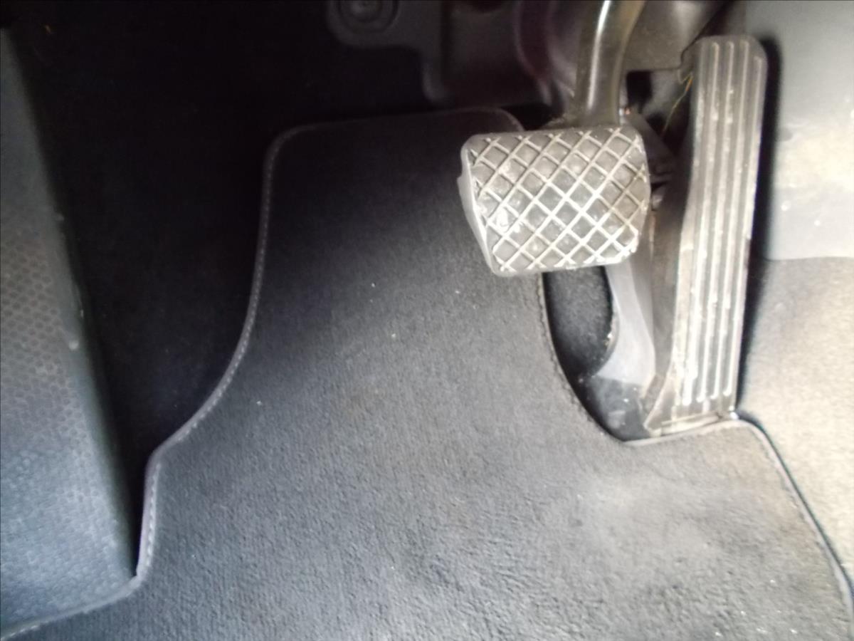 Volkswagen Touran 1,6 TDI DSG 7 MÍST DIGIKLIMA NAVI TZ PĚKNÉ - foto 30