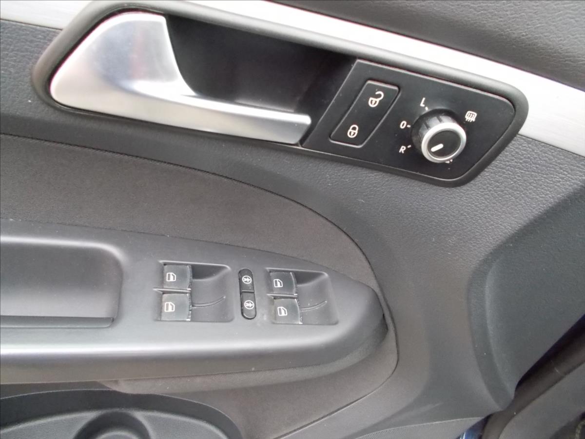 Volkswagen Touran 2,0 TDI DSG WEBASTO TZ LED DIGIKLIMA NOVÁ STK - foto 27