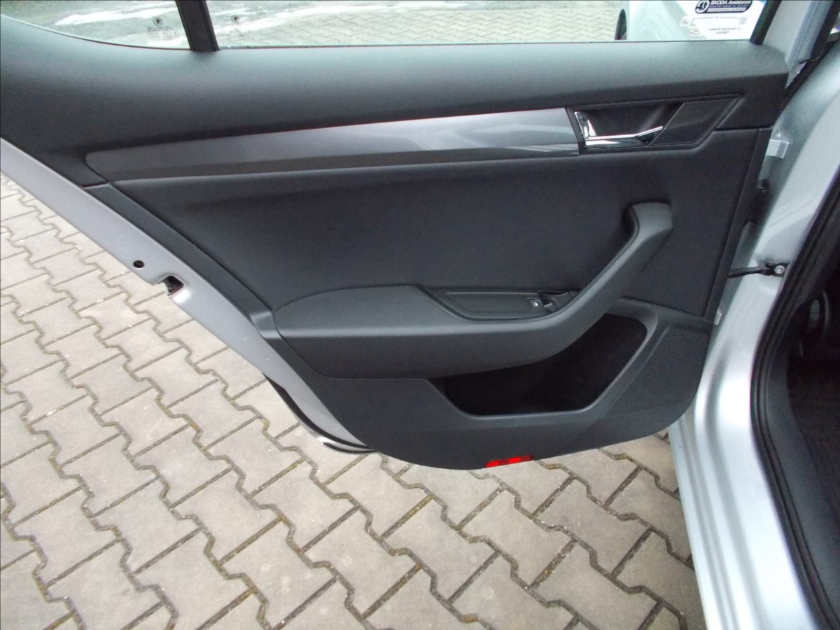 Škoda Superb 2,0 TDI ČR 110 KW DIGIKLIMA PĚKNÉ  III - foto 16