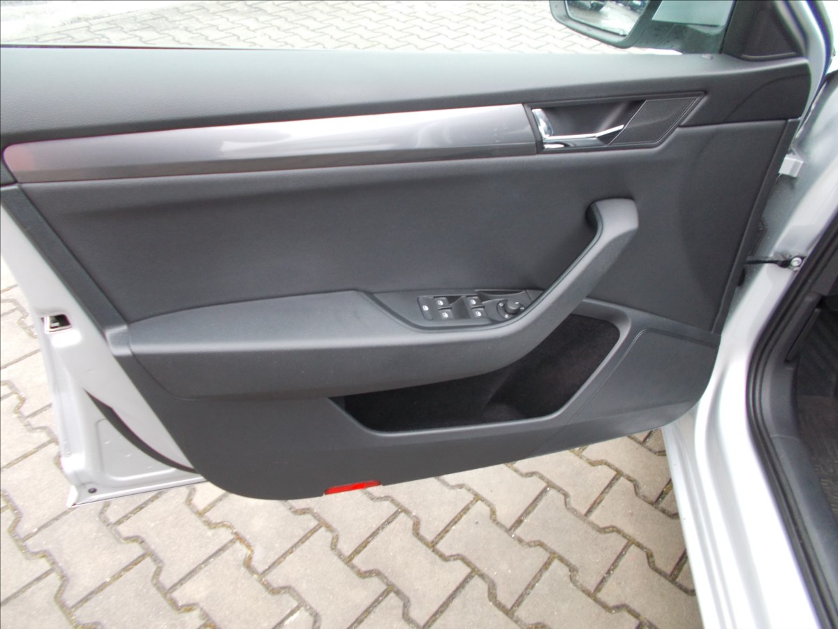 Škoda Superb 2,0 TDI ČR 110 KW DIGIKLIMA PĚKNÉ  III - foto 19