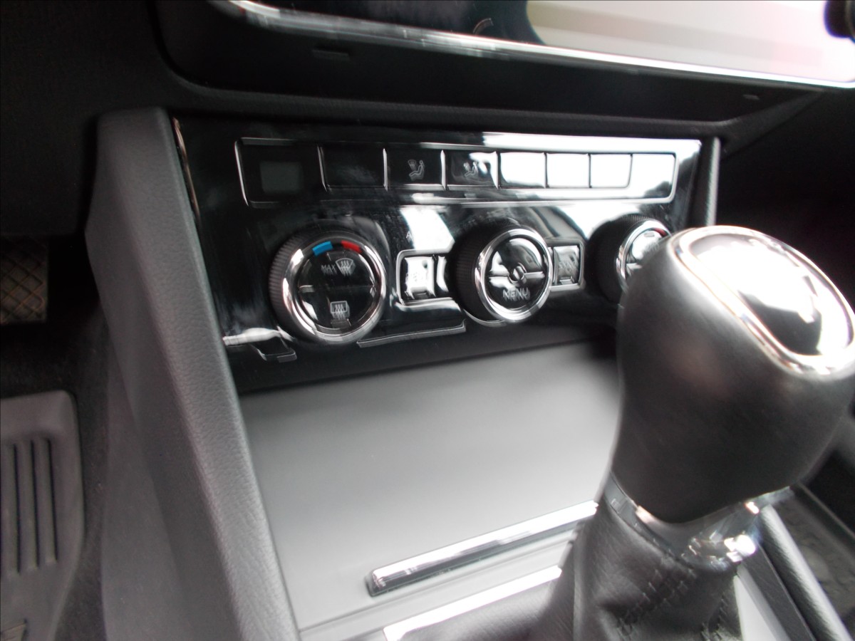 Škoda Superb 2,0 TDI ČR 110 KW DIGIKLIMA PĚKNÉ  III - foto 23