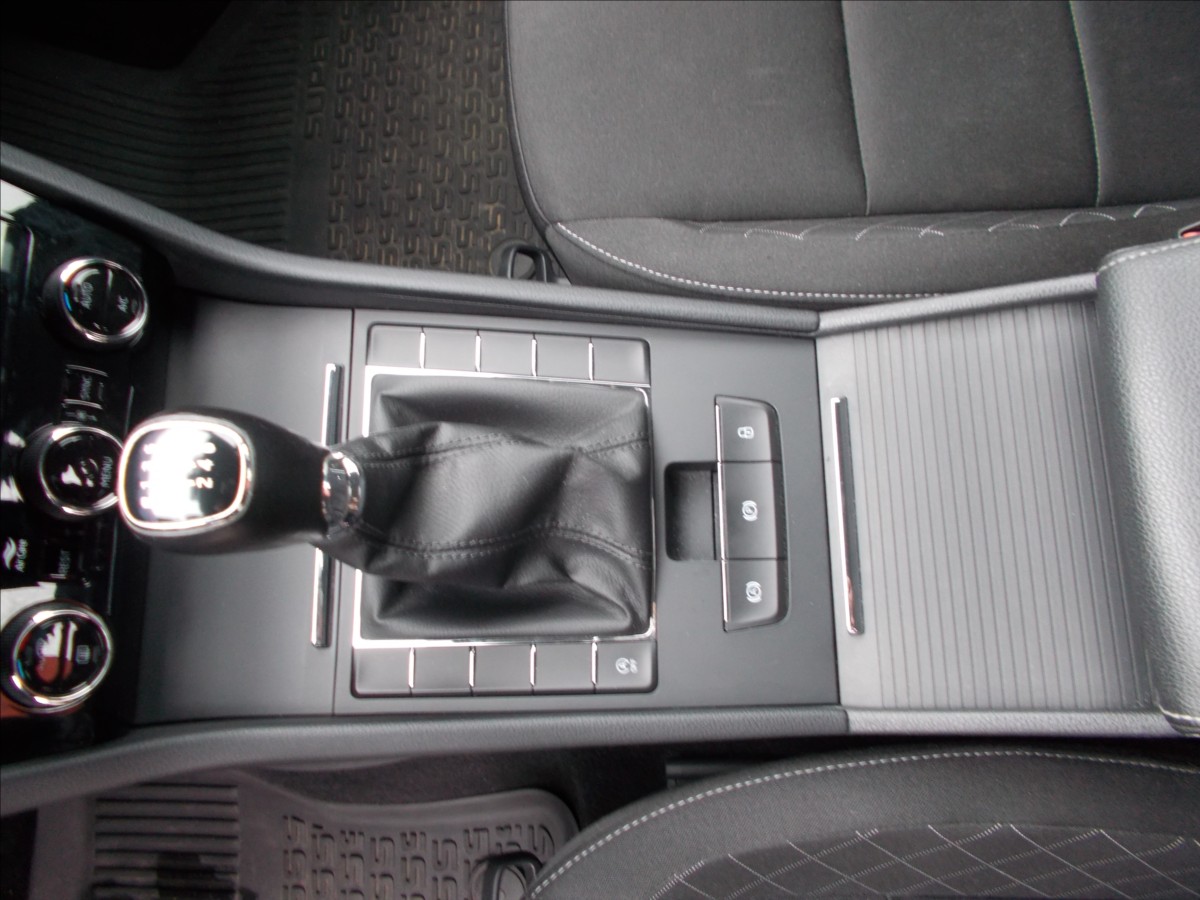 Škoda Superb 2,0 TDI ČR 110 KW DIGIKLIMA PĚKNÉ  III - foto 24