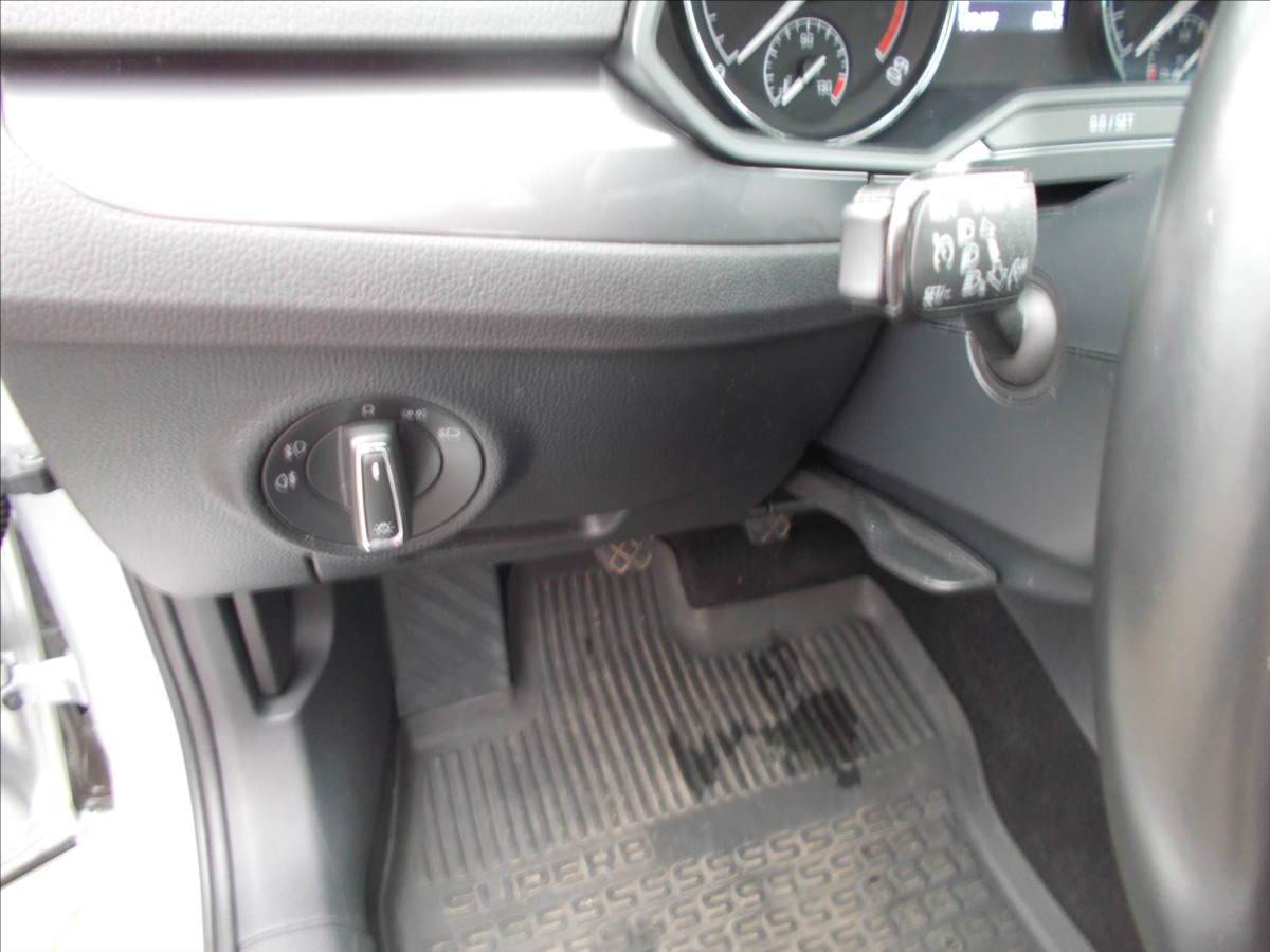 Škoda Superb 2,0 TDI ČR 110 KW DIGIKLIMA PĚKNÉ  III - foto 26